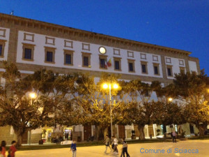 palazzo municipale illuminato