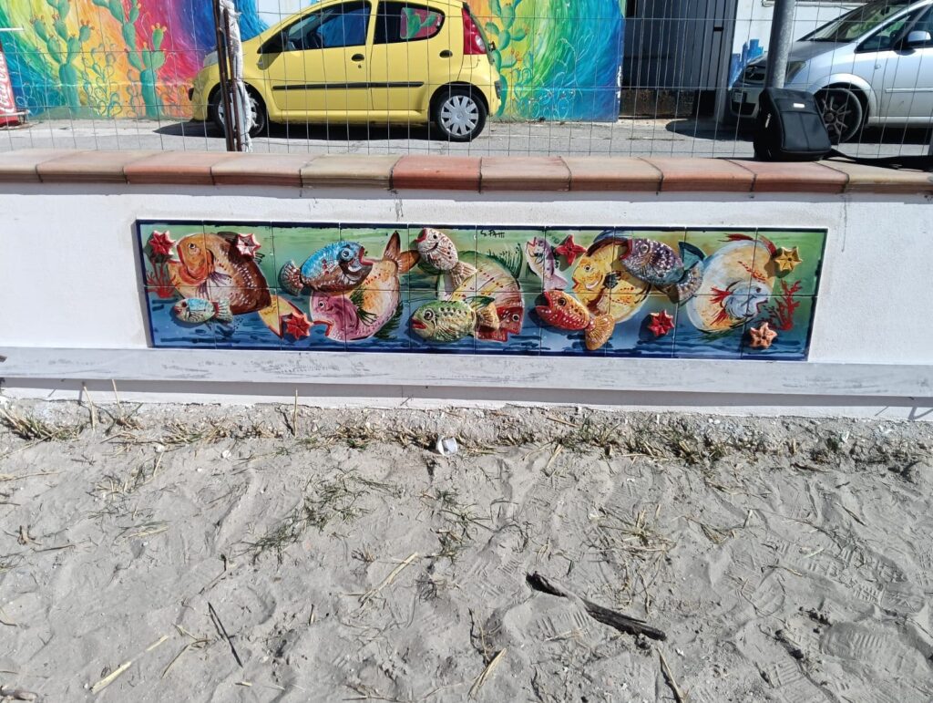 Riqualificazione contrada Foggia, 23 pannelli in ceramica lungo la spiaggia