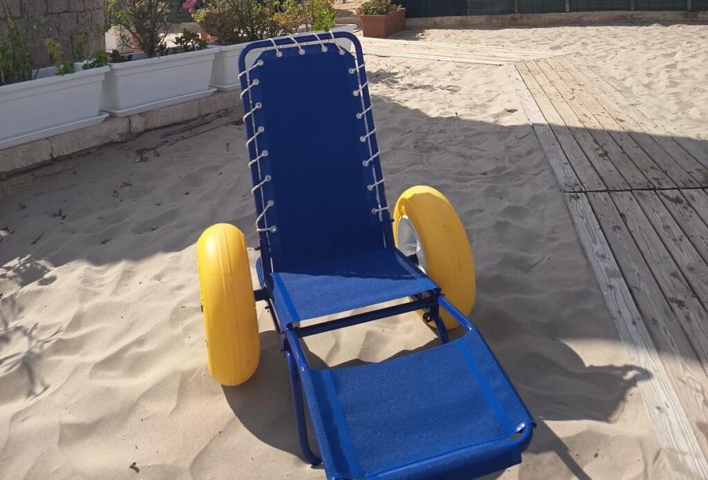 Spiagge accessibili e inclusive con passerelle e sedie job