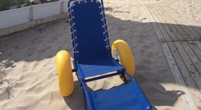 Spiagge accessibili e inclusive con passerelle e sedie job